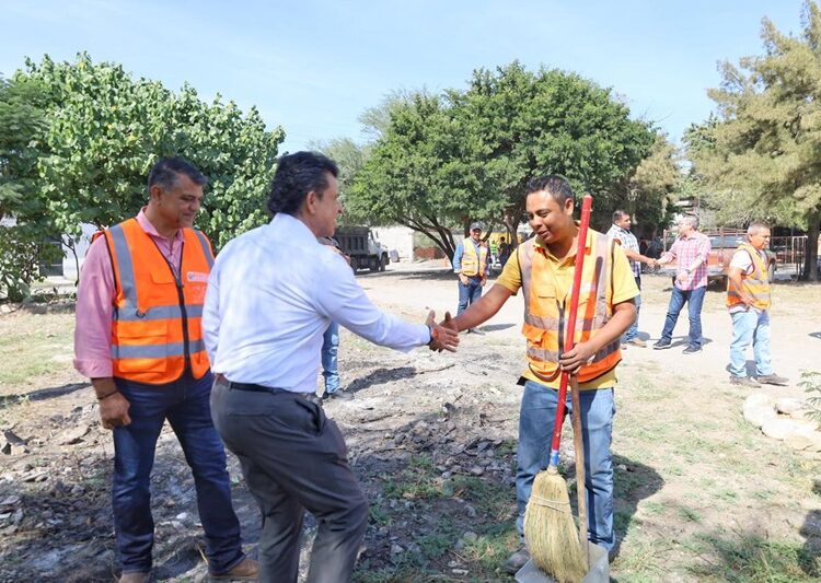 Lleva Lalo Gattás mejoras en servicios públicos y urbanos a colonias del sur