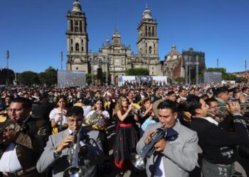 Mariachis rompen récord Guinness en el Zócalo