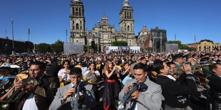Mariachis rompen récord Guinness en el Zócalo
