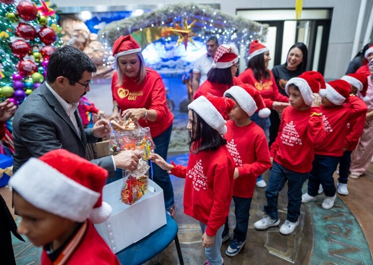 Preside rector encendido del pino navideño Familia UAT