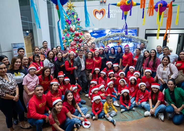 Preside rector encendido del pino navideño Familia UAT