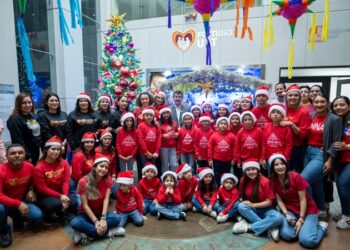 Preside rector encendido del pino navideño Familia UAT