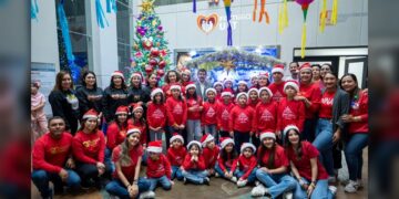 Preside rector encendido del pino navideño Familia UAT