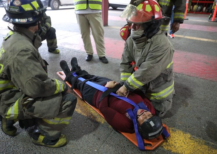 Reciben bomberos capacitación de rescate en situación de incendio