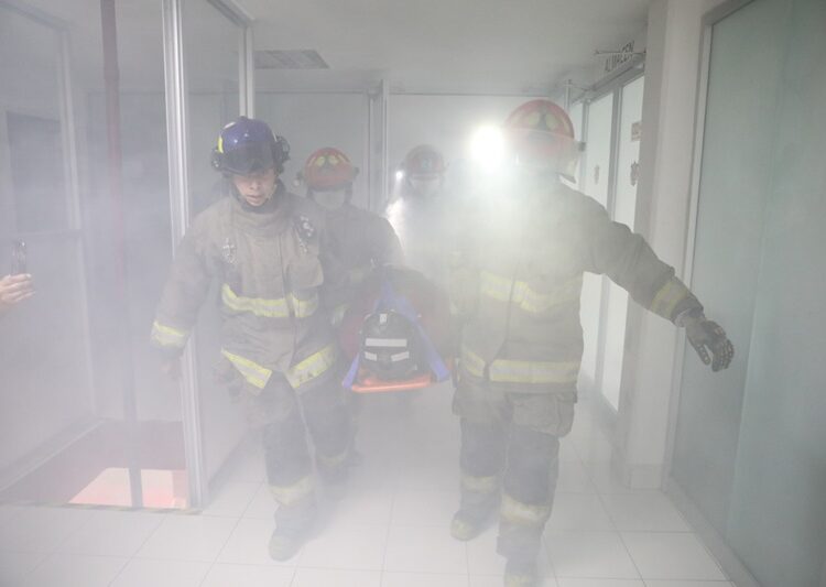 Reciben bomberos capacitación de rescate en situación de incendio