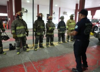 Reciben bomberos capacitación de rescate en situación de incendio