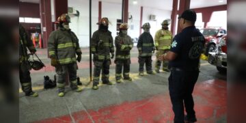 Reciben bomberos capacitación de rescate en situación de incendio