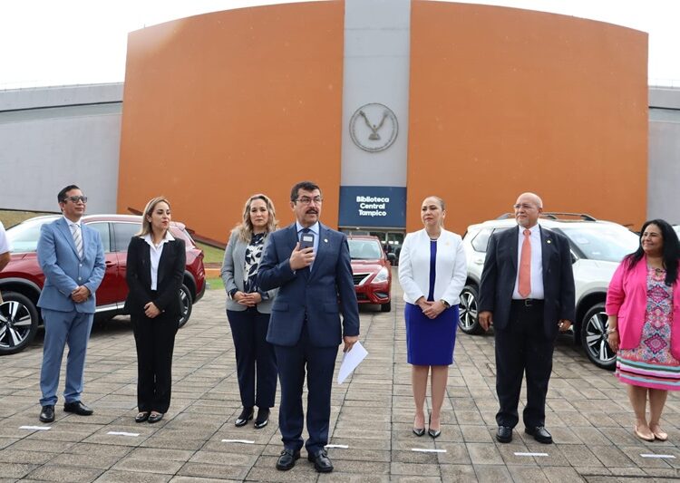 Rector de la UAT entrega equipamiento de vehículos a las facultades de la zona sur