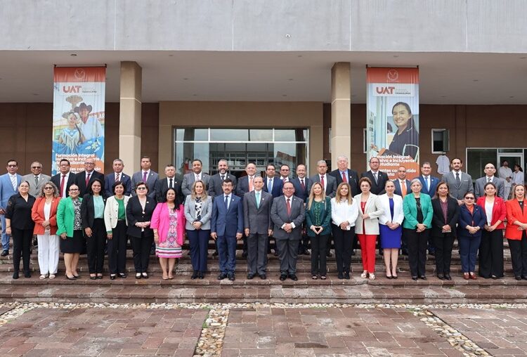 Rector de la UAT entrega equipamiento de vehículos a las facultades de la zona sur