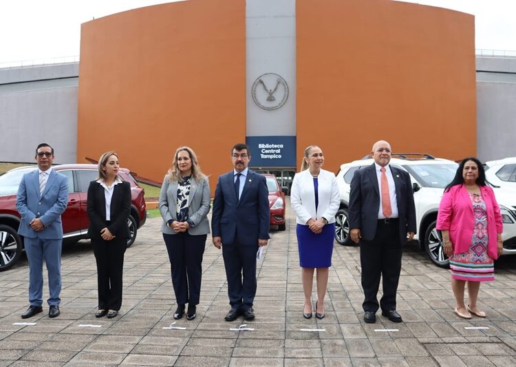Rector de la UAT entrega equipamiento de vehículos a las facultades de la zona sur