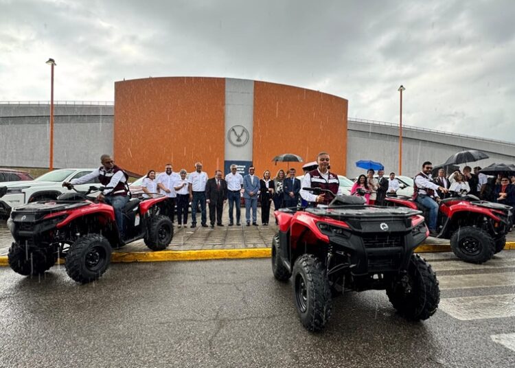 Rector de la UAT entrega equipamiento de vehículos a las facultades de la zona sur