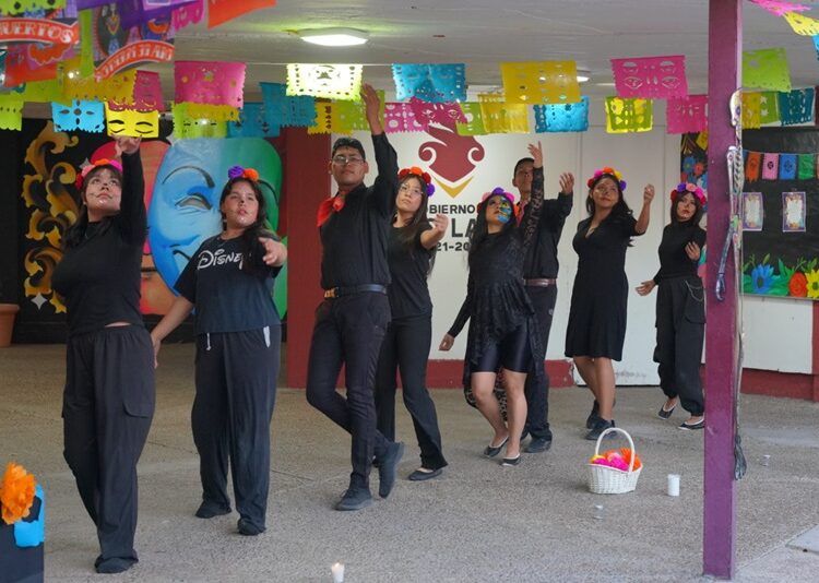 Refuerzan tradiciones con presentación artística en Casa de Cultura Viveros