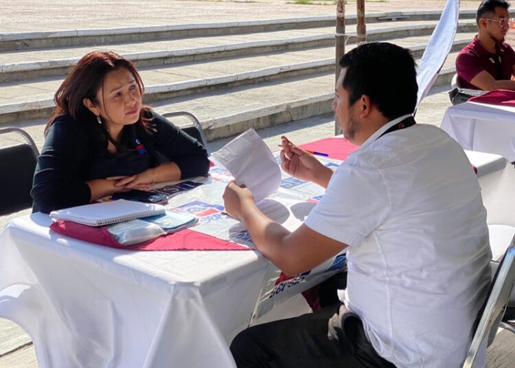 Responden ciudadanos a ‘Feria de Empleo’ en NLD