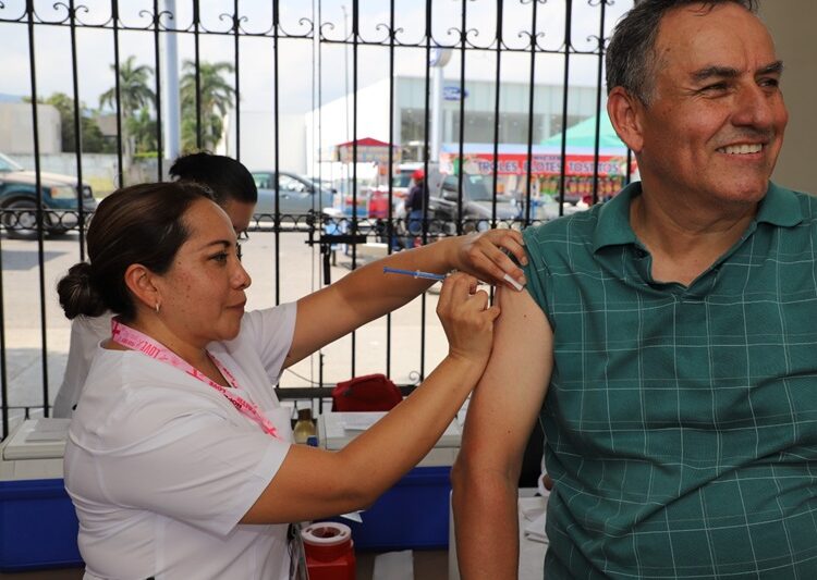 Exhorta SST aplicarse vacunas contra influenza, covid-19 y neumococo