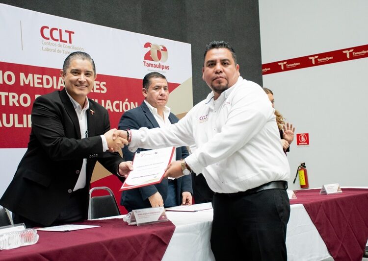 Entregan certificados como mediadores públicos a personal del CCLT