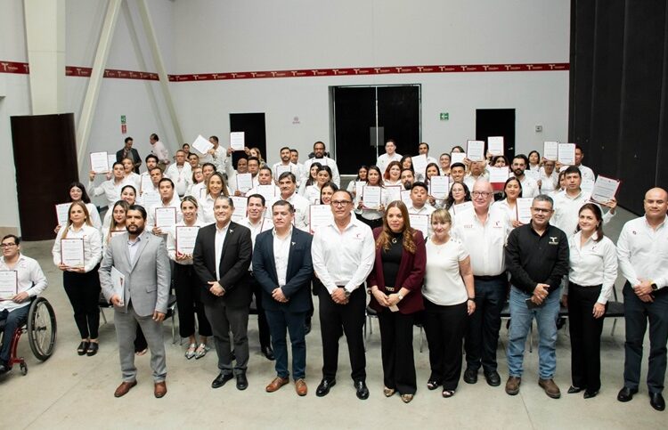 Entregan certificados como mediadores públicos a personal del CCLT