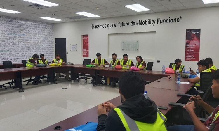 Visitan estudiantes de la UTTN empresa Eaton en Reynosa