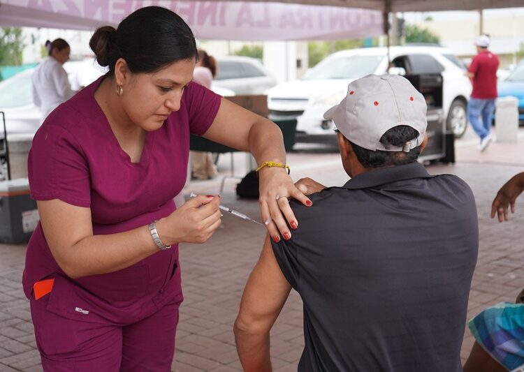 Vacuna Gobierno de NLD a más de mil 800 ciudadanos contra Influenza y COVID