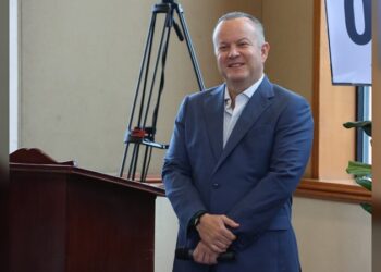 Vota Carlos Canturosas por la equidad de género