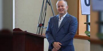 Vota Carlos Canturosas por la equidad de género