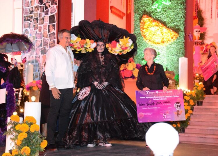 Américo y María fortalecen tradición del Día de Muertos en Tamaulipas