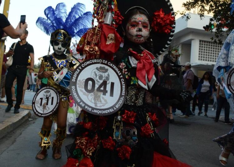 Américo y María fortalecen tradición del Día de Muertos en Tamaulipas