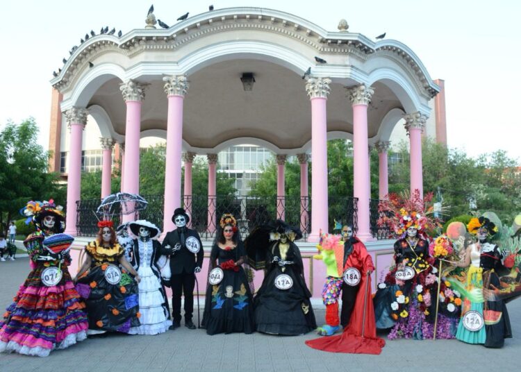 Américo y María fortalecen tradición del Día de Muertos en Tamaulipas