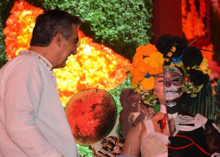 Américo y María fortalecen tradición del Día de Muertos en Tamaulipas