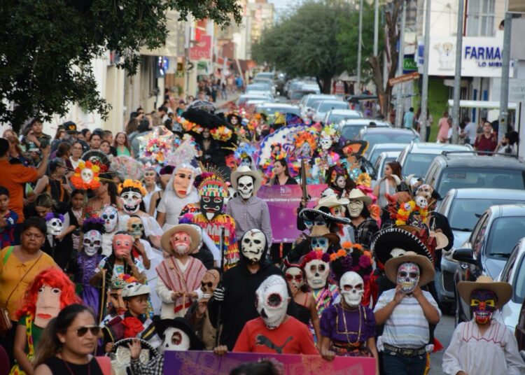 Américo y María fortalecen tradición del Día de Muertos en Tamaulipas