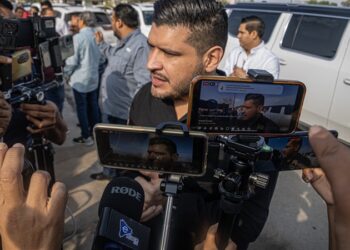 Entrega rector apoyos a estudiantes de la UAT en Nuevo Laredo