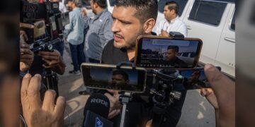 Entrega rector apoyos a estudiantes de la UAT en Nuevo Laredo