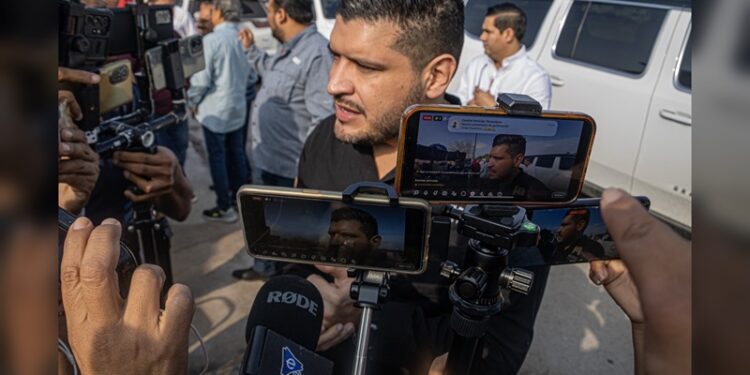 Entrega rector apoyos a estudiantes de la UAT en Nuevo Laredo