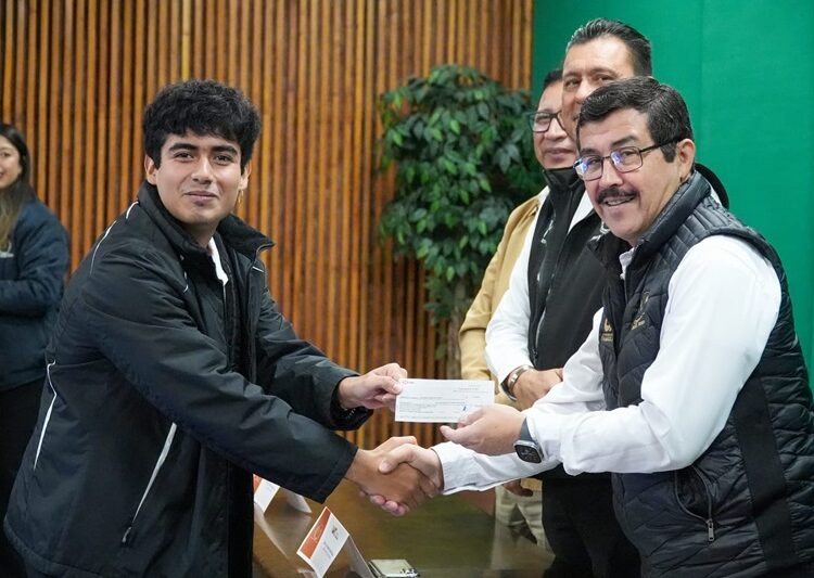 Apoya la UAT educación universitaria de hijos del personal académico