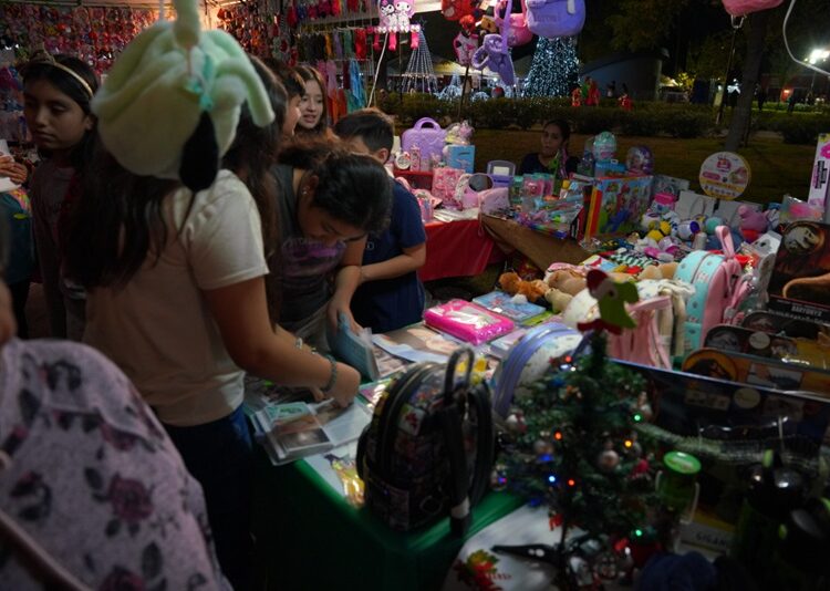 Apoyan familias a emprendedores locales en Bazar Navideño