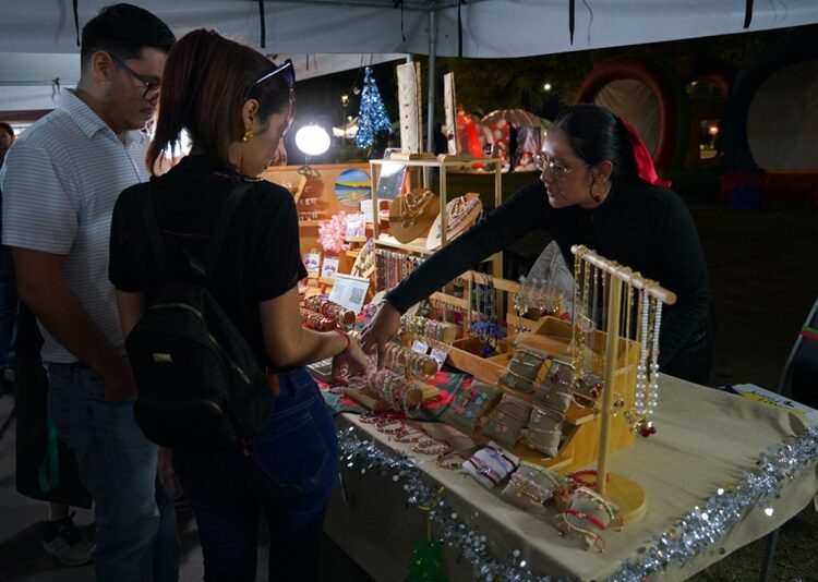 Apoyan familias a emprendedores locales en Bazar Navideño
