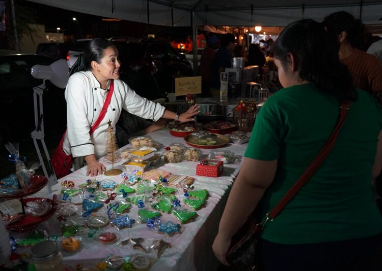 Apoyan familias a emprendedores locales en Bazar Navideño