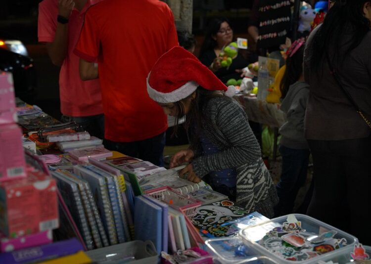 Apoyan familias a emprendedores locales en Bazar Navideño
