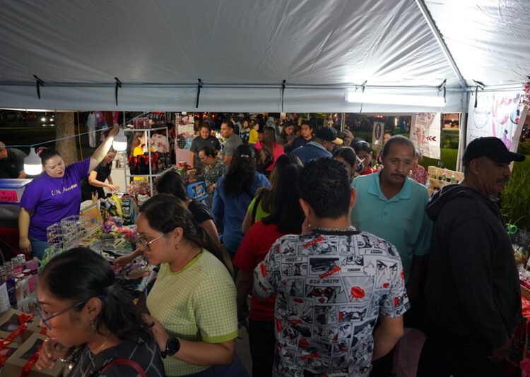 Apoyan familias a emprendedores locales en Bazar Navideño