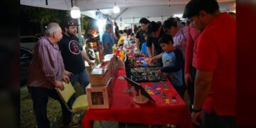 Apoyan familias a emprendedores locales en Bazar Navideño