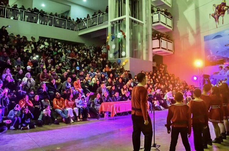 Encienden pino navideño en el Museo Tamux