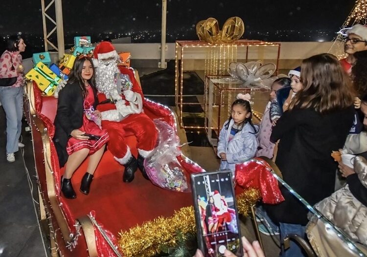 Encienden pino navideño en el Museo Tamux