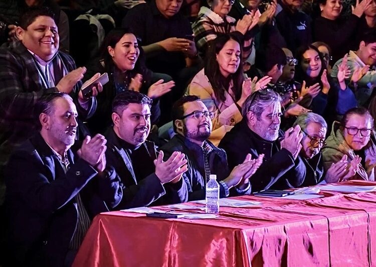 Encienden pino navideño en el Museo Tamux