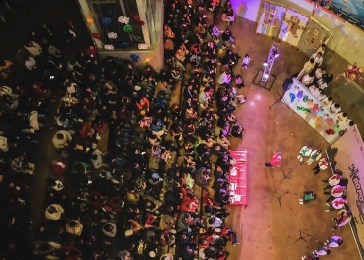 Encienden pino navideño en el Museo Tamux