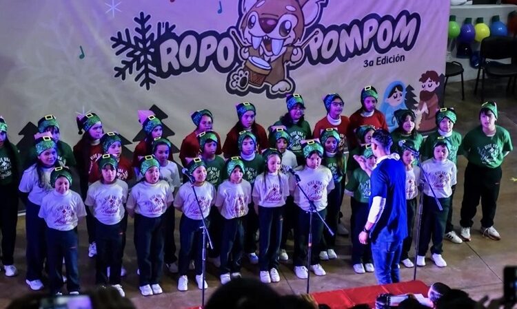 Encienden pino navideño en el Museo Tamux