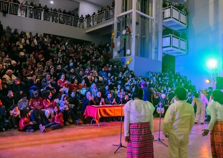 Encienden pino navideño en el Museo Tamux