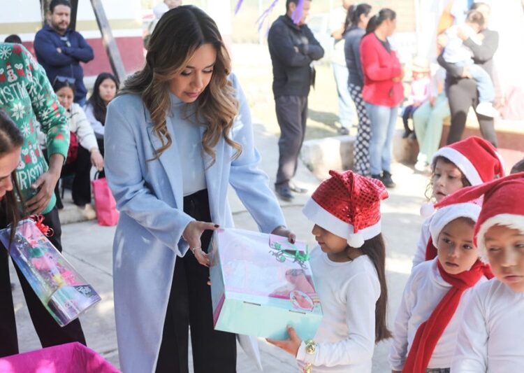 Comienzan a recibir niños donativos de juguetes del DIF Victoria