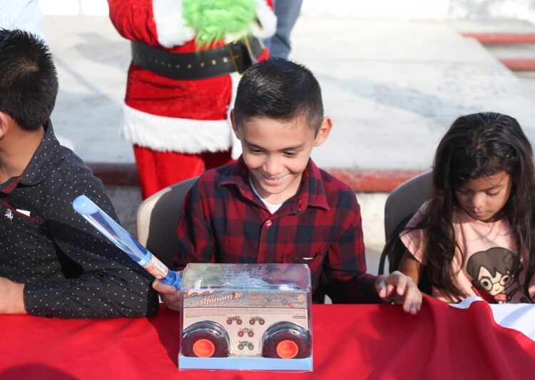 Comienzan a recibir niños donativos de juguetes del DIF Victoria
