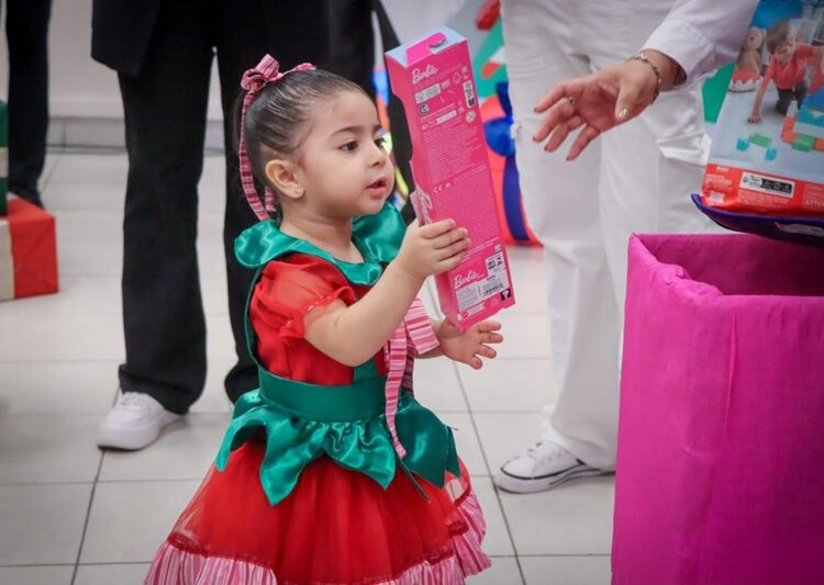 Comienzan a recibir niños donativos de juguetes del DIF Victoria