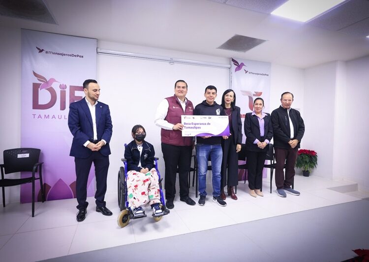 Entrega DIF Tamaulipas becas a estudiantes