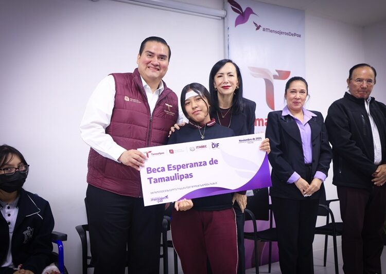 Entrega DIF Tamaulipas becas a estudiantes